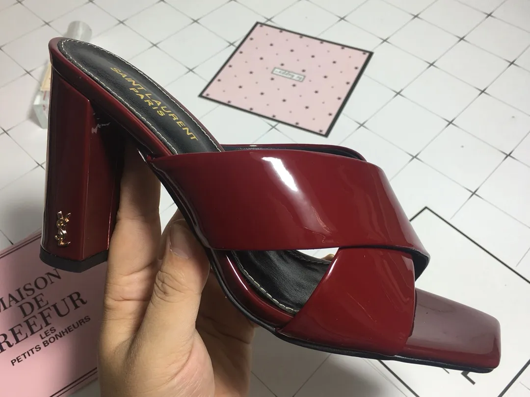 👟👟Ex-factory price 340👟👟 Genuine leather base +40 7CM heel cow patent leather series. 2018 Saint Laurent YSL’s strongest new cross-strap slippers are available in two heel heights. They are 7CM and 9CM respectively. The fabric is made of cowhide. The lining is made of first-layer sheepskin. Size: 34-41 (size 42 can be customized). It is very stable when walking and does not lose its heel.